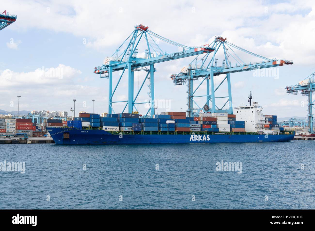 Un freighter Arkas è ancorato sul porto, nave container nel porto industriale in import export business Foto Stock