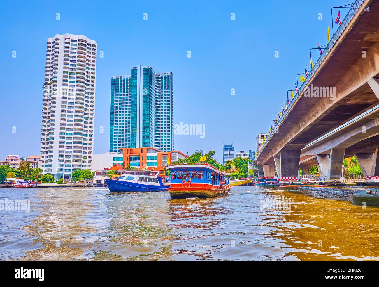 I traghetti passeggeri navigano attraverso il fiume Chao Phraya a King Taksin il Grande Ponte di Bangkok, Thailandia Foto Stock