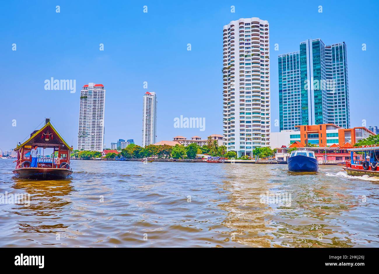 BANGKOK, THAILANDIA - 12 MAGGIO 2019: Traghetto in stile orientale sul fiume Chao Phraya, il 12 maggio a Bangkok, Thailandia Foto Stock