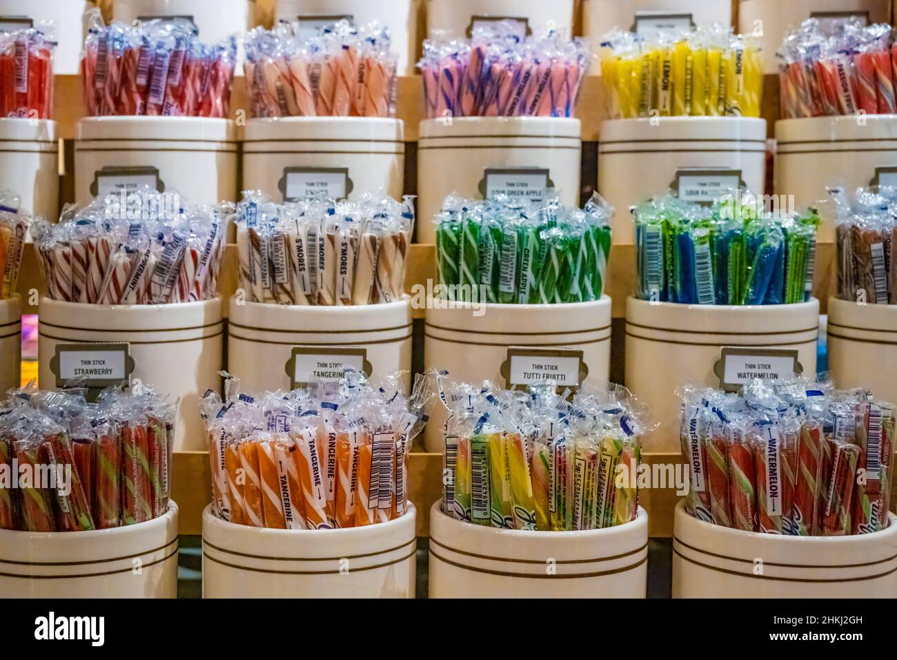 Mostra colorata di bastoncini di caramelle in vecchio stile al Cracker Barrel Old Country Store a Pell City, Alabama. (USA) Foto Stock