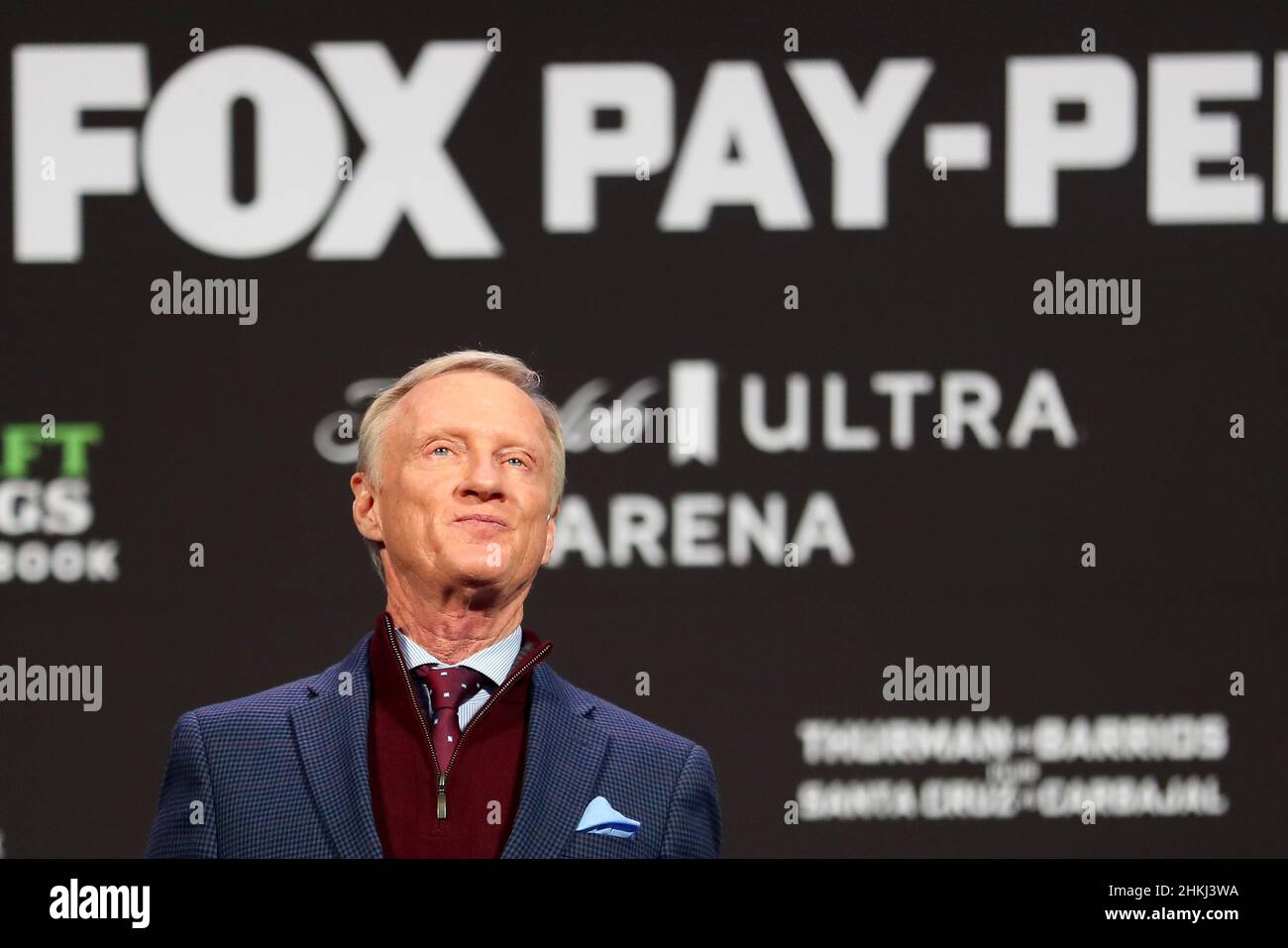 Las Vegas, Stati Uniti. 04th Feb 2022. LAS VEGAS, NV - 4 FEBBRAIO: Jimmy Lennon Jr., annunciatore ring, dà il via al pesato ufficiale per l'evento Thurman vs Barrios alla Mandalay Bay Michelob Ultra Arena, 5 febbraio 2022 a Las Vegas, Nevada. (Foto di Alejandro Salazar/PxImages) Credit: PX Images/Alamy Live News Foto Stock