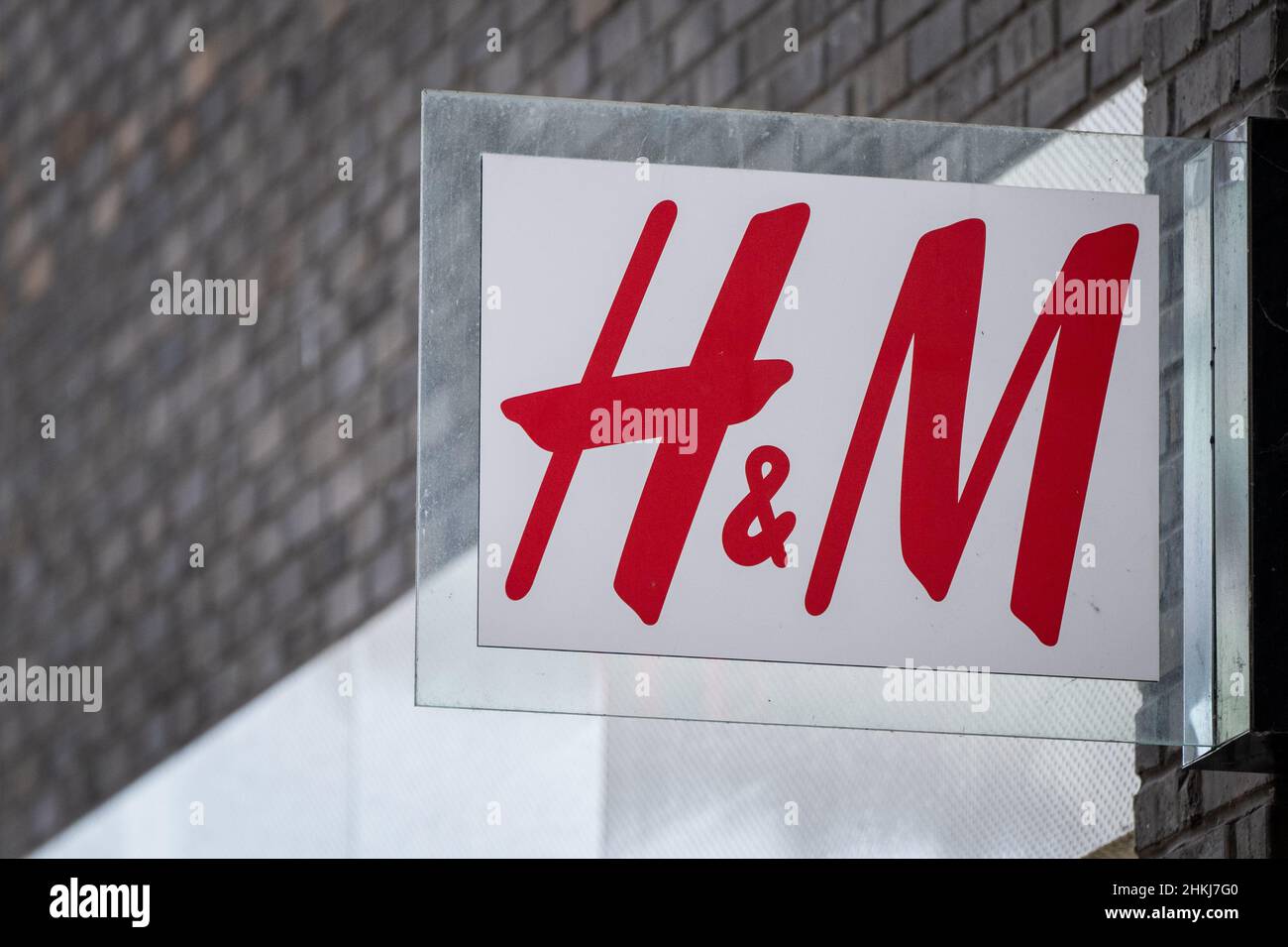 Primo piano di un cartello H&M a Newport, Galles, Regno Unito. Foto Stock