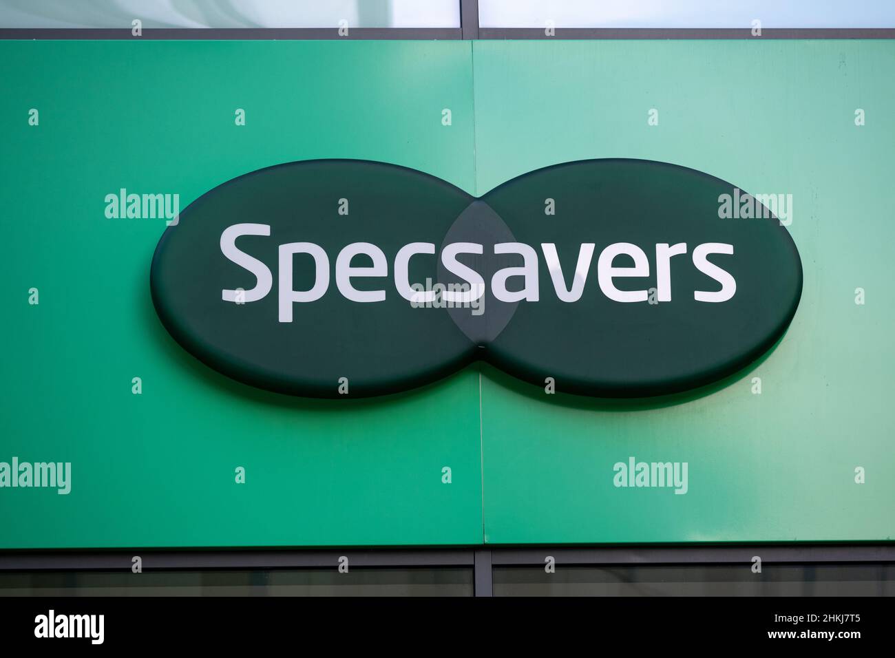 Primo piano di un cartello del negozio Specsavers. Foto Stock
