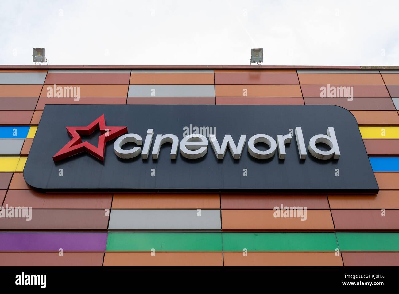 Primo piano di un cartello Cineworld. Foto Stock