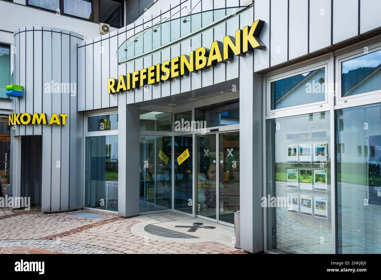 St. Johann im Pongau, Salisburgo, Austria 07 04 2021: L'ingresso alla costruzione della banca di Raiffeisenbank St. Johann-Wagrain-Kleinarl, Bankstelle St. J Foto Stock
