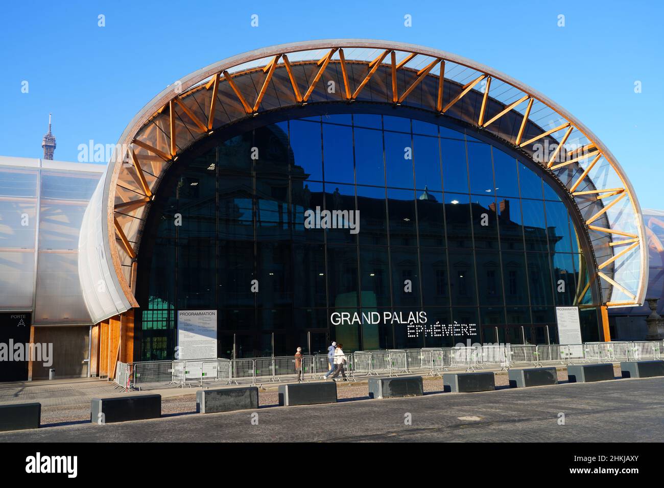 PARIGI, FRANCIA -13 GEN 2022- Vista del Grand Palais Ephemere, un edificio temporaneo in legno e vetro progettato da Wilmotte mentre il punto di riferimento del Grand Palai Foto Stock