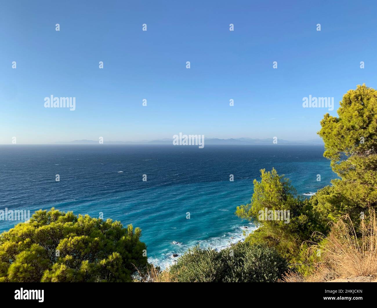 Litorale di Lefkada con le montagne distanti, Grecia Foto Stock