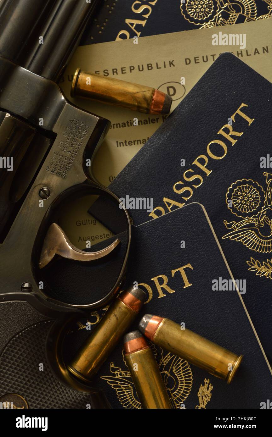 .41 Revolver S&W, passaporti, agente segreto Foto Stock
