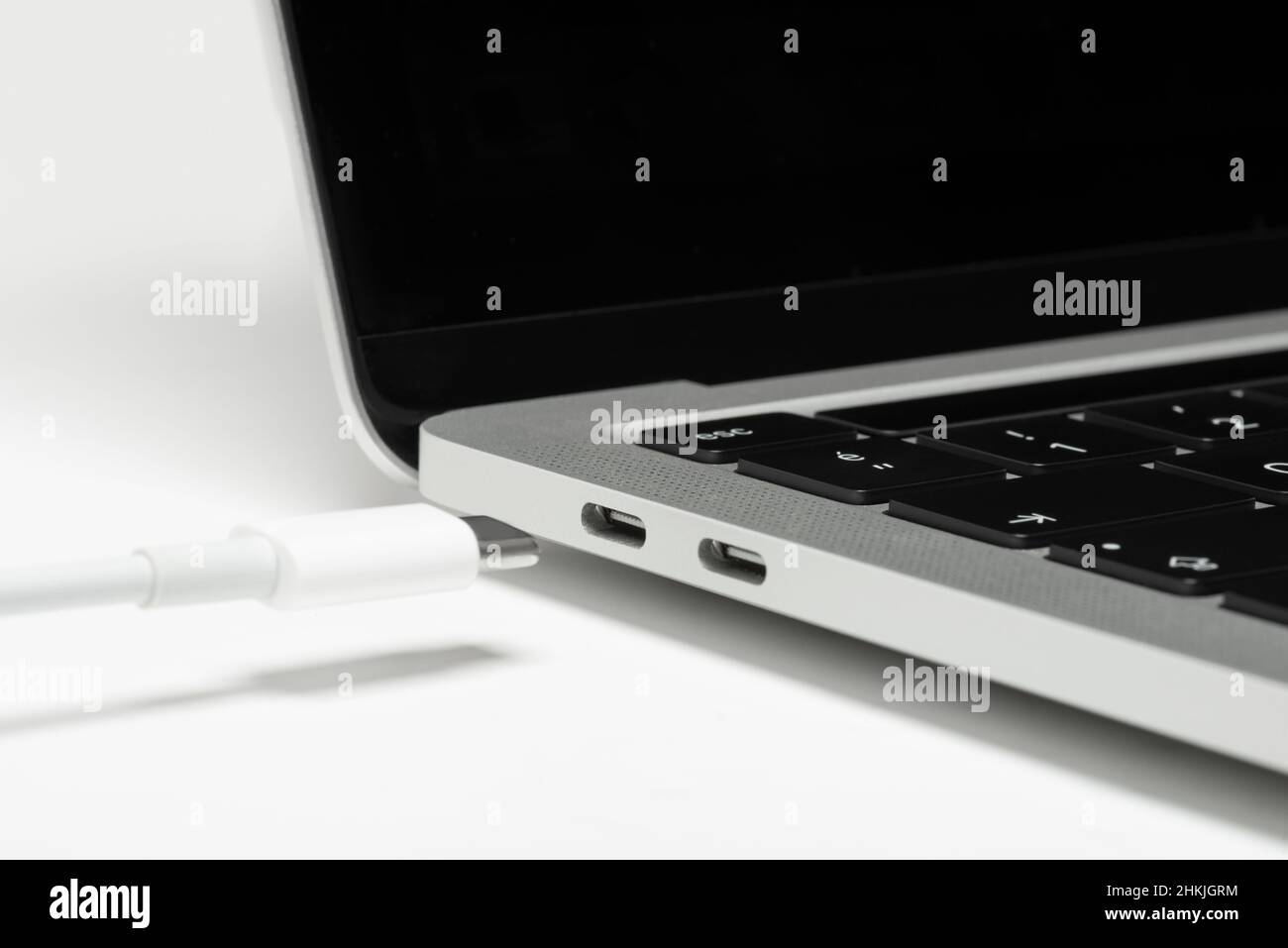 Primo piano del collegamento del cavo usb c a un computer portatile. Foto Stock