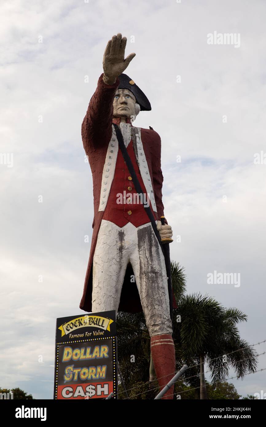 Controversa statua enorme del capitano James Cook sulla Captain Cook Highway a Cairns. È impostato per essere rimosso. Cairns, Queensland, Australia Foto Stock