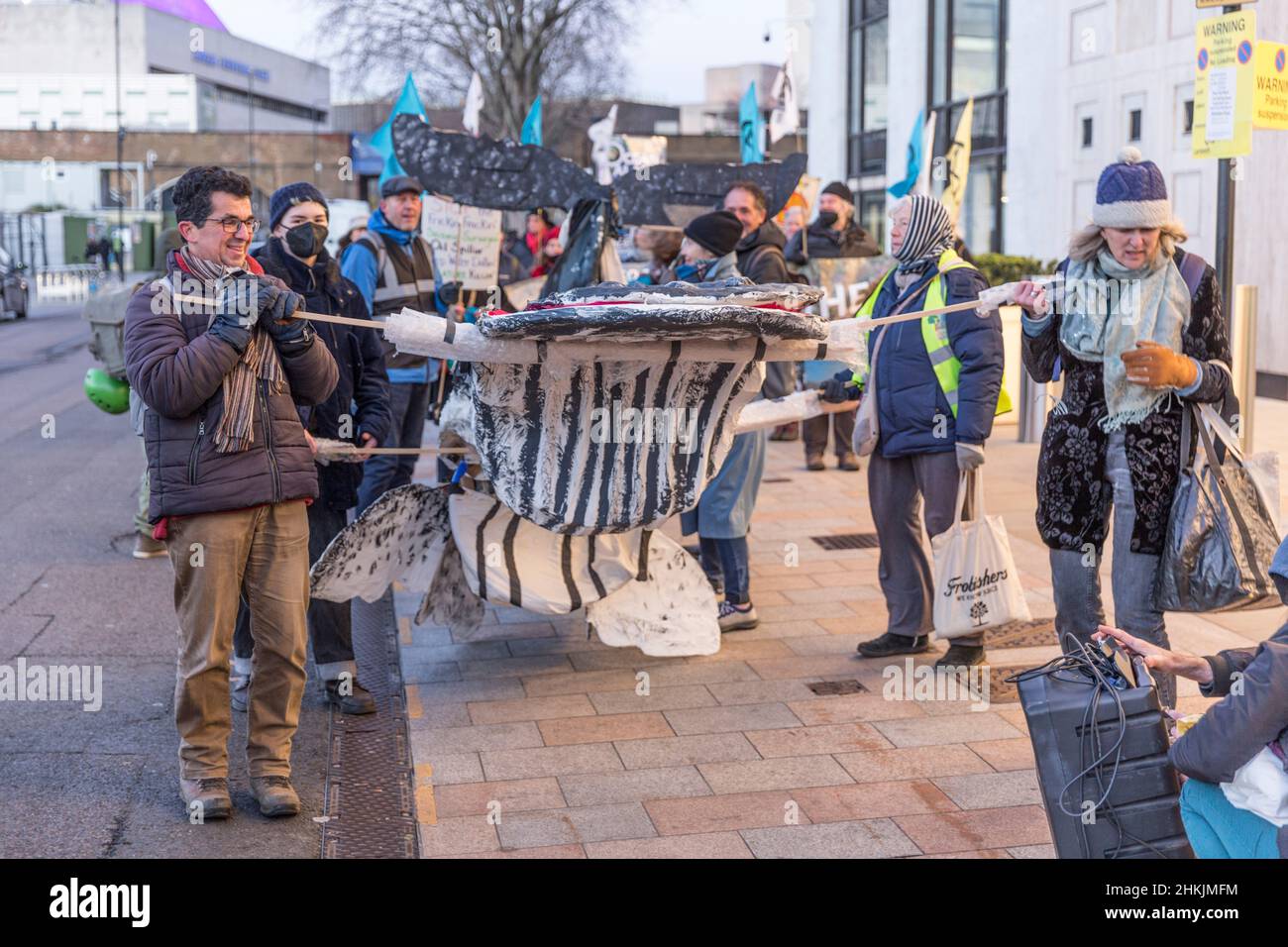 Londra, Regno Unito. 04th Feb 2022, Global Coastline Rebellion / Extinction Rebellion manifesti di fronte al Shell Center sulla South Bank di Londra. Credit: Antony Meadley/Alamy Live News Foto Stock