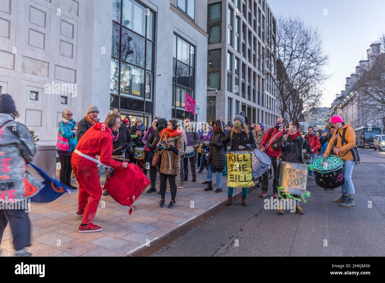 Londra, Regno Unito. 04th Feb 2022, Global Coastline Rebellion / Extinction Rebellion manifesti di fronte al Shell Center sulla South Bank di Londra. Credit: Antony Meadley/Alamy Live News Foto Stock