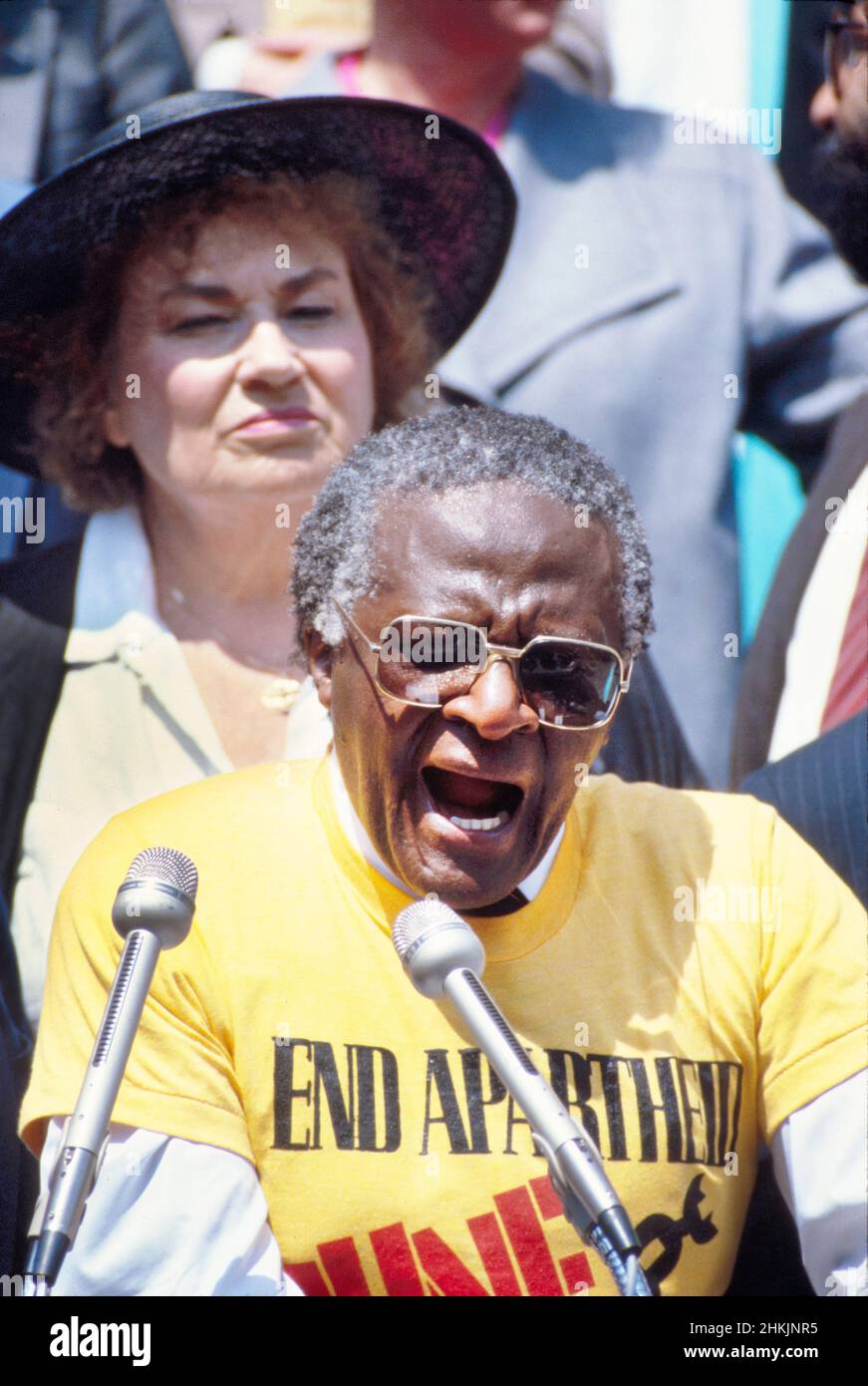 Desmond Tutu (1931-2021), Vescovo e teologo sudafricano, antiapartheid e attivista per i diritti umani, intervenendo a marzo contro il Rally dell'Apartheid, New York City, New York, USA, Bernard Gotfryd, Giugno 14, 1986 Foto Stock