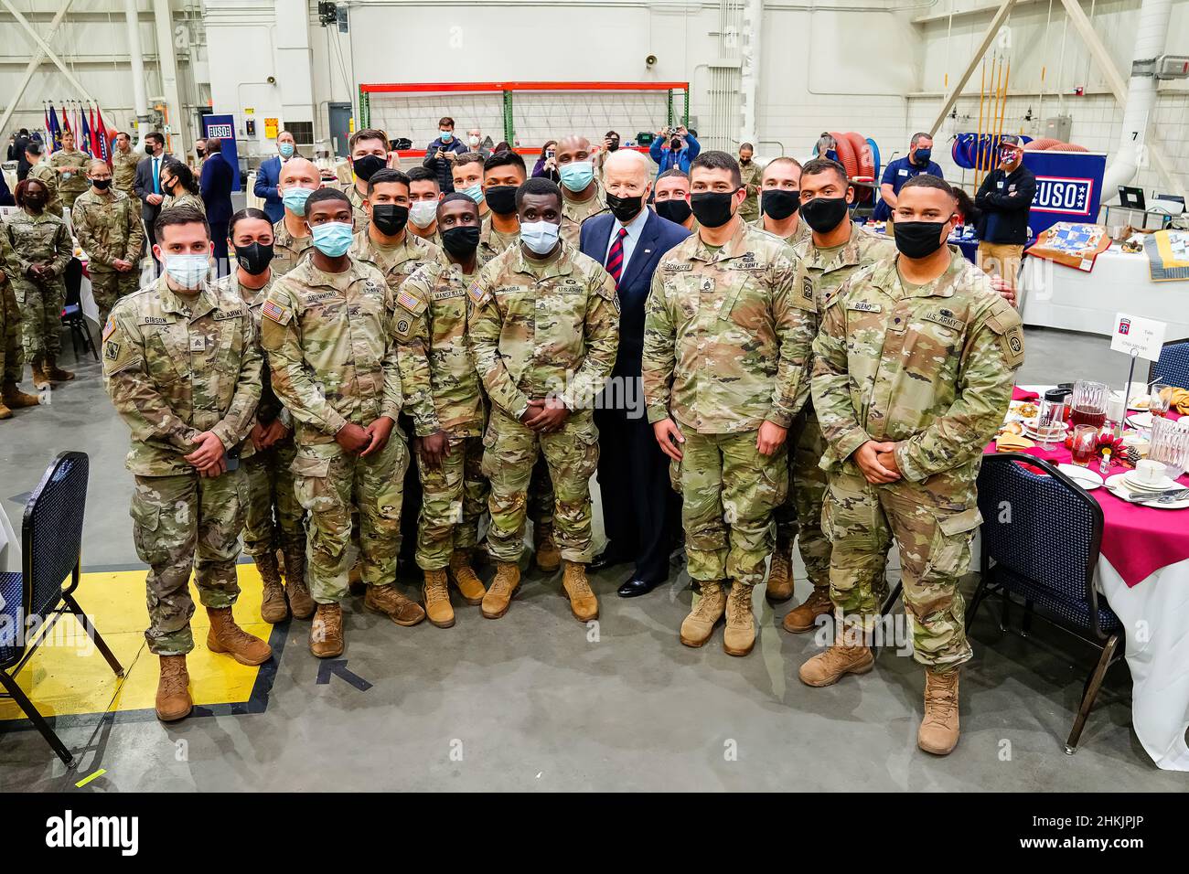 Il Presidente Joe Biden saluta i partecipanti a un evento di “amicizia” con membri di servizio e famiglie militari nell’ambito dell’iniziativa “Joining Forces”, lunedì 22 novembre 2021, a Fort Bragg, Carolina del Nord. (Foto ufficiale della Casa Bianca di Adam Schultz) Foto Stock