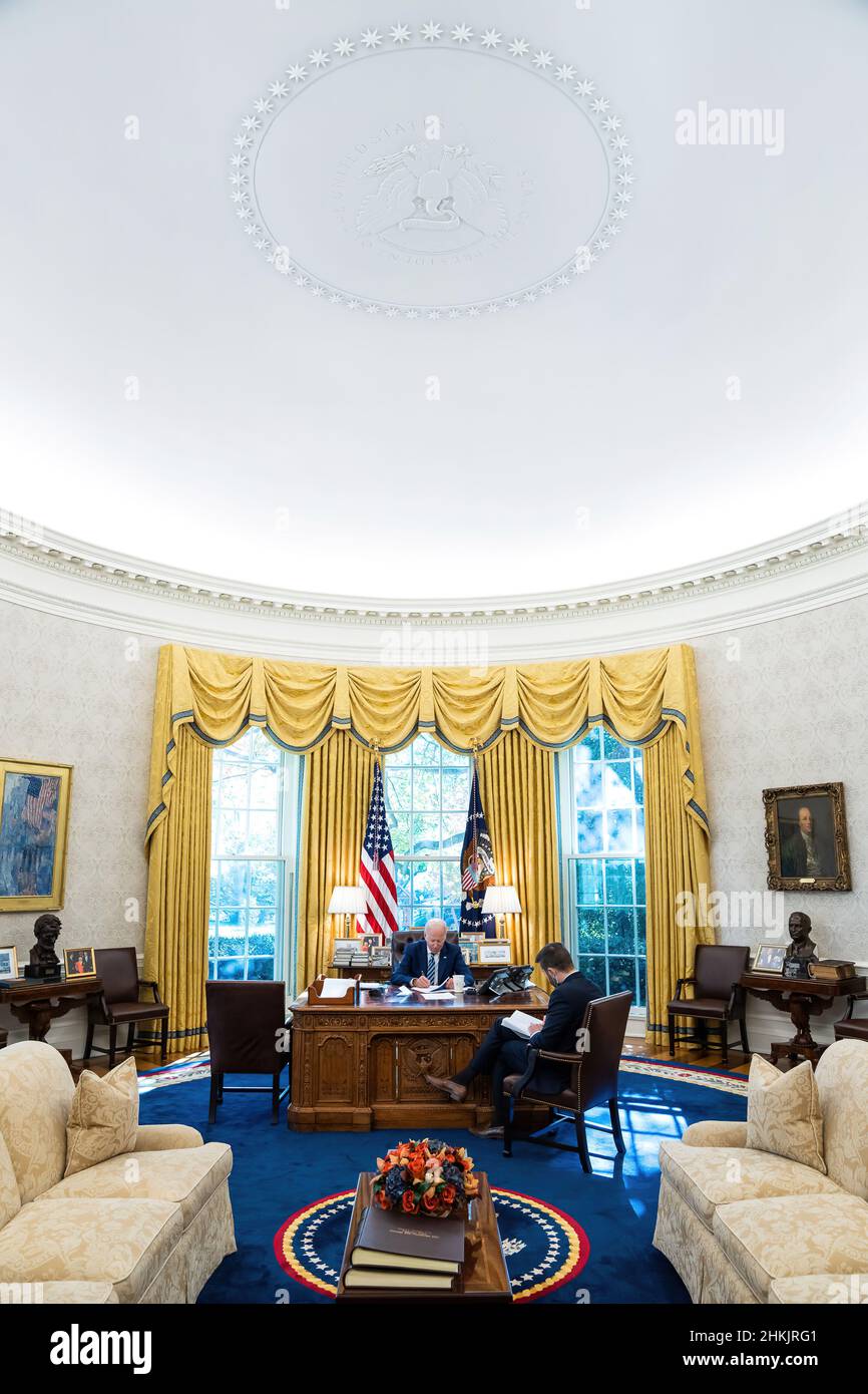 Il presidente Joe Biden, cui ha aderito il direttore del Consiglio economico nazionale Brian Deese, chiama la senatrice statunitense Elizabeth Warren, D-Mass., giovedì 18 novembre 2021, Presso l'Ufficio ovale. (Foto ufficiale della Casa Bianca di Adam Schultz) Foto Stock