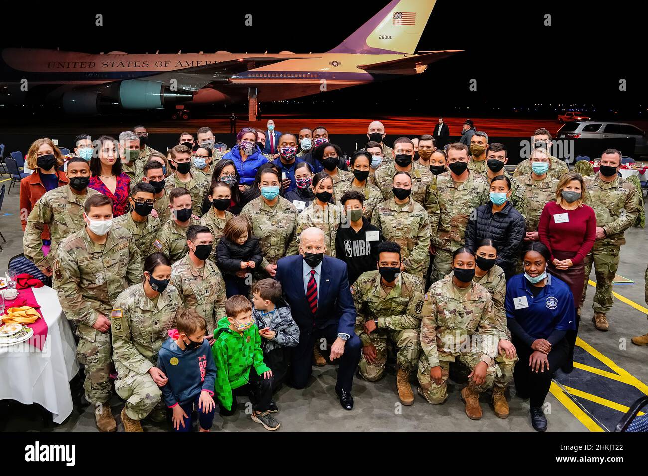 Il Presidente Joe Biden saluta i partecipanti a un evento di “amicizia” con membri di servizio e famiglie militari nell’ambito dell’iniziativa “Joining Forces”, lunedì 22 novembre 2021, a Fort Bragg, Carolina del Nord. (Foto ufficiale della Casa Bianca di Adam Schultz) Foto Stock