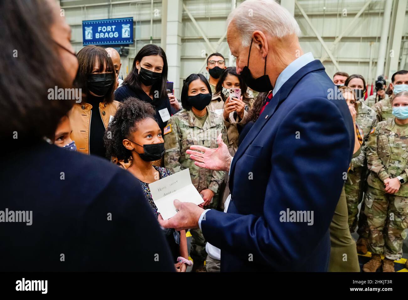 Il Presidente Joe Biden saluta i partecipanti a un evento di “amicizia” con membri di servizio e famiglie militari nell’ambito dell’iniziativa “Joining Forces”, lunedì 22 novembre 2021, a Fort Bragg, Carolina del Nord. (Foto ufficiale della Casa Bianca di Adam Schultz) Foto Stock