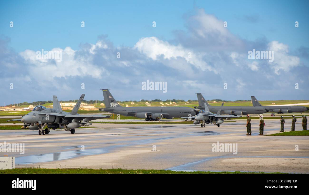 F/A-18C Hornet Aircraft con attacco Marine Fighter Squadron 112 taxi la pista di Andersen Air Force base, Guam, 25 gennaio 2022. I Marines con VMFA-112 stanno effettuando un addestramento a livello di unità presso la base dell'aeronautica di Andersen come parte di un programma di trasferimento di addestramento dell'aviazione. (STATI UNITI Foto del corpo marino di Sgt. Booker T. Thomas III) Foto Stock