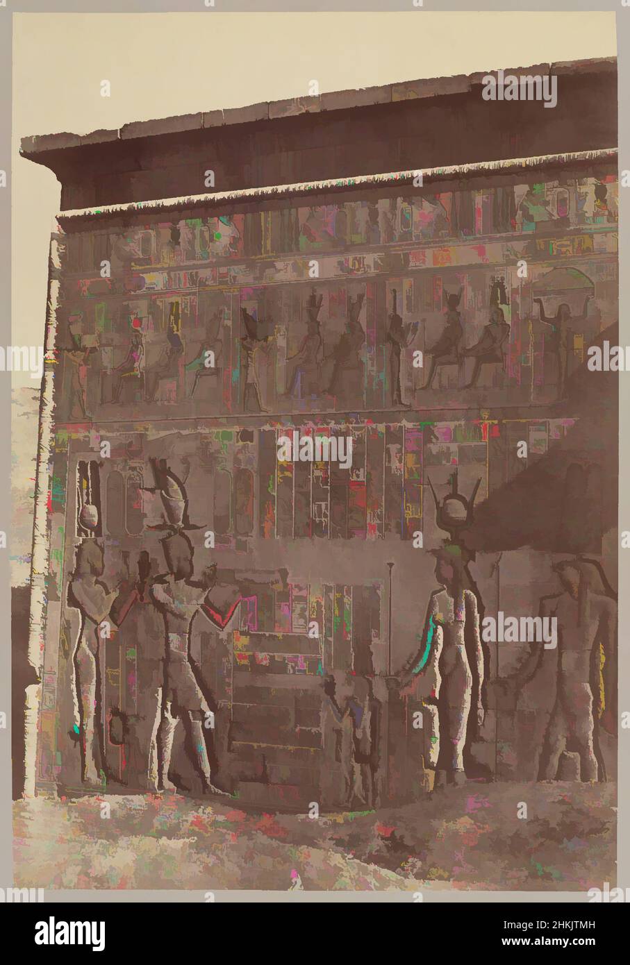 Arte ispirata da Denderah/Exterior of Temple, Antonio Beato, Italiano e britannico, ca. 1825-ca.1903, fotografia in argento albume, ca. 1870, 15 x 10 1/4 pollici, 38,1 x 26 cm, opere classiche modernizzate da Artotop con un tocco di modernità. Forme, colore e valore, impatto visivo accattivante sulle emozioni artistiche attraverso la libertà delle opere d'arte in modo contemporaneo. Un messaggio senza tempo che persegue una nuova direzione selvaggiamente creativa. Artisti che si rivolgono al supporto digitale e creano l'NFT Artotop Foto Stock