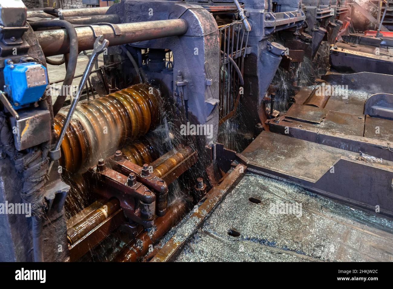 Il processo di laminazione dell'acciaio laminato a caldo in un laminatoio Foto Stock