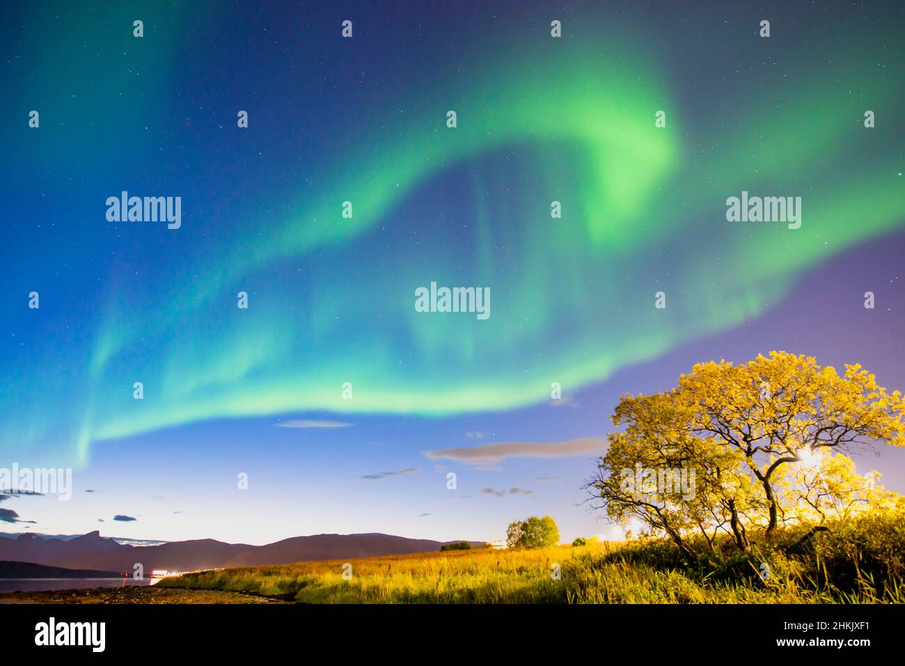 aurora si inchina su Tromso, Norvegia, Troms, Tromsoe Foto Stock