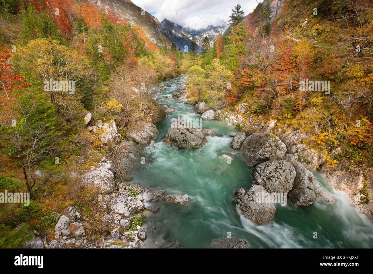 Fiume Soca nel Parco Nazionale del Triglav in autunno, Slovenia, Parco Nazionale del Triglav, Kransjka gora Foto Stock