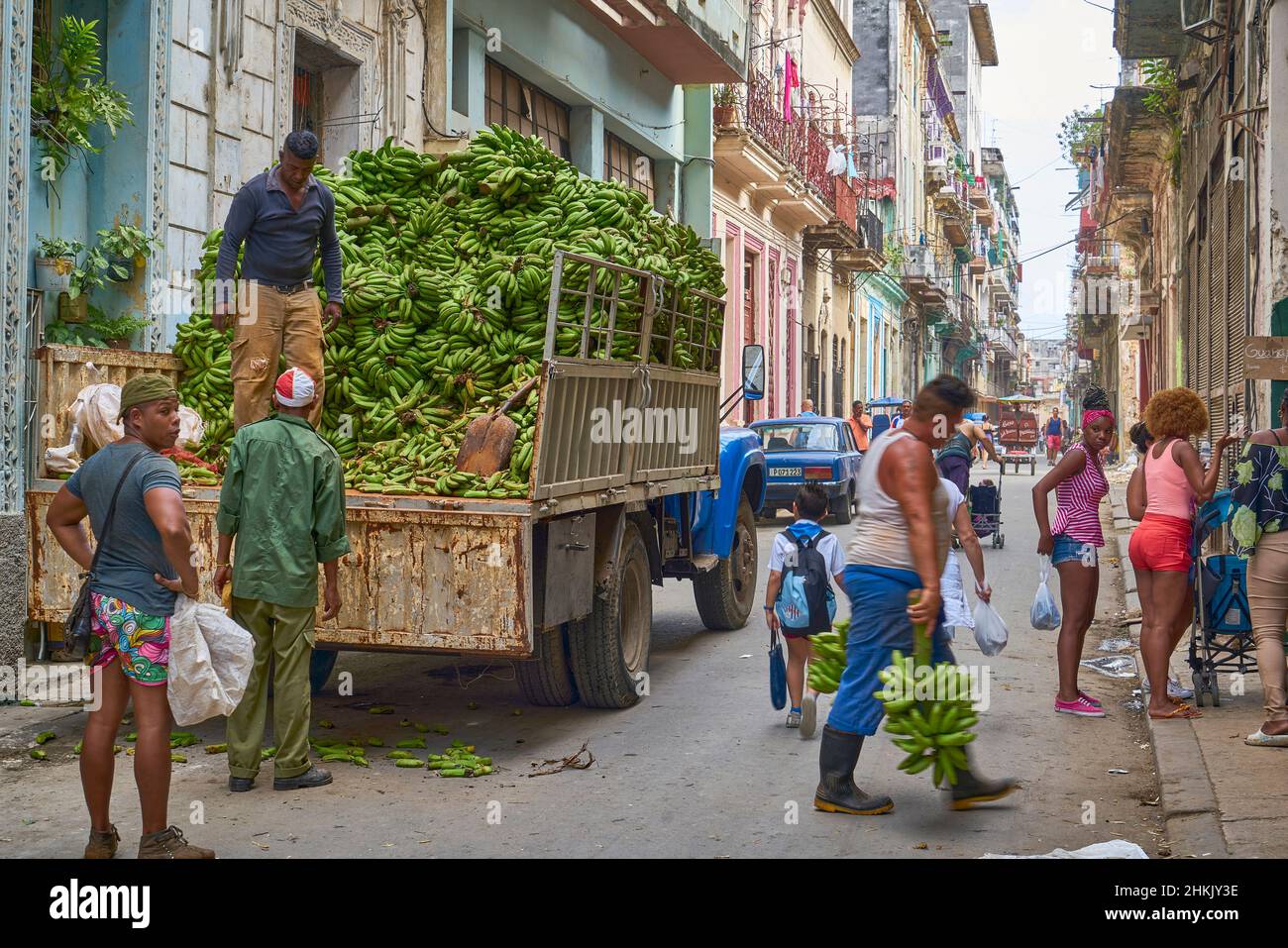 Scarico di un camion a banana nella città vecchia di Havana, Cuba, la Habana Foto Stock