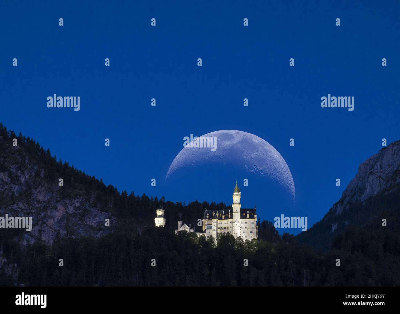 Neuschwanstein Castello con luna crescente, componendo, Germania, Baviera, Allgaeu Foto Stock