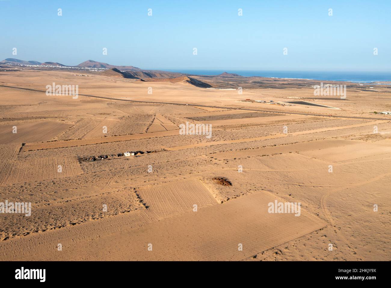 Pianura sabbiosa El Jable a est di Soo, vista aerea, Isole Canarie, Lanzarote Foto Stock