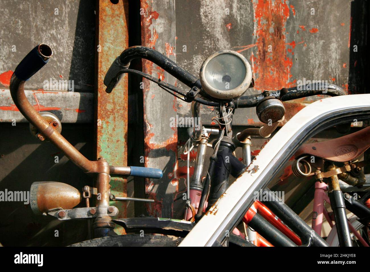 vecchie biciclette su una discarica, rottami di ferro Foto Stock