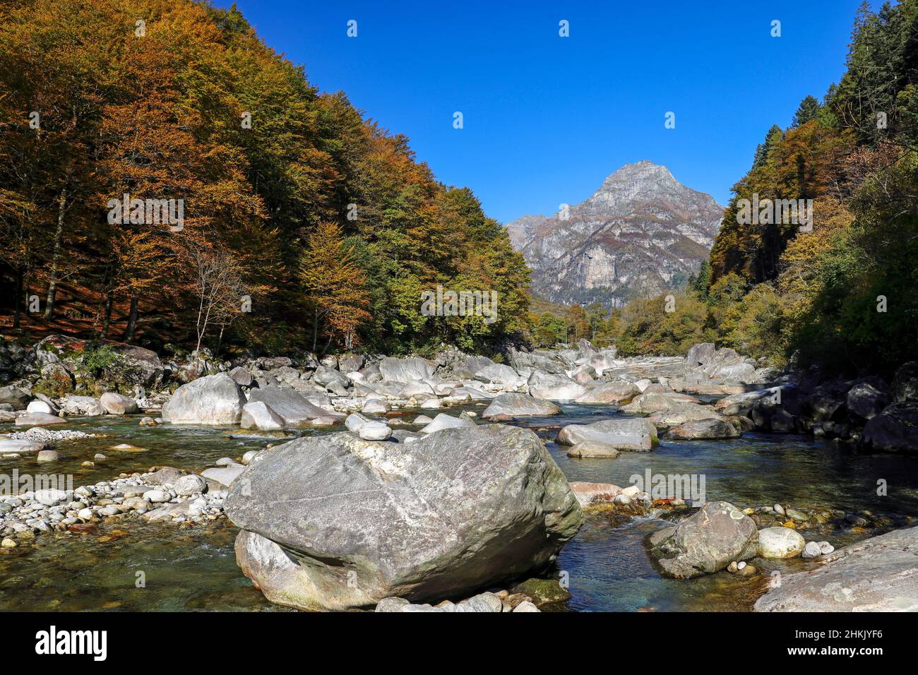 Rocce e scogliere nel fiume nella Valle Verzasca, Poncione della marcia sullo sfondo, Svizzera, Ticino, Lavertezzo, Brione Foto Stock