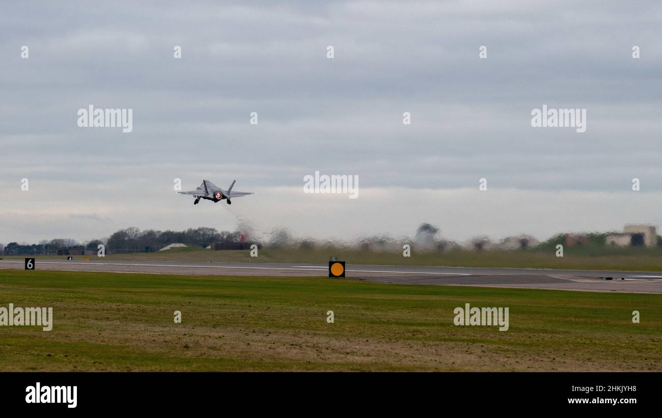 Un F-35A Lightning II assegnato al 495th Fighter Squadron decollera di partecipare a Exercise Point Blank 22-1 alla Royal Air Force Lakenheath, Inghilterra, 4 febbraio 2022 lo scopo di Point Blank è quello di esercitare grandi capacità di forza che incorporano scenari di guerra attuali e futuri. Questa iterazione è la prima ad incorporare il F-35A Lightning II. (STATI UNITI Air Force Photo by Airman 1st classe Olivia Gibson) Foto Stock