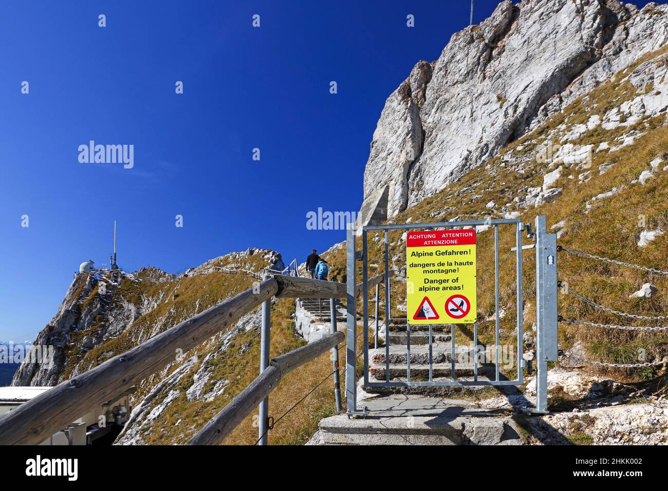 Cartello segnaletico pericoli alpini e calzature adatte sul Monte Pilatus, Svizzera, Alpnach Foto Stock