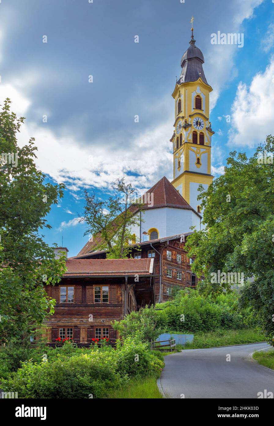 Antichi casali e la chiesa di San Nicola, Germania, Baviera, Allgaeu, Pfronten Foto Stock