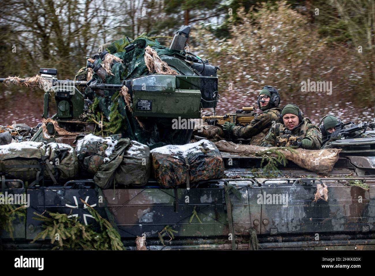 Soldati tedeschi assegnati a 401st Battaglione di fanteria meccanizzato fuoco contro le forze nemiche dalla botola di un veicolo da combattimento di fanteria Marder durante lo Spirito alleato 22 al Joint multinazionale Readiness Centre di Hohenfels, Germania, 31 gennaio 2022. L'Esercito degli Stati Uniti e altre 14 nazioni stanno partecipando ad Allied Spirit, un'esercitazione di addestramento condotta del comando dell'Esercito degli Stati Uniti diretta dall'Europa e dall'Africa, 7th progettata per sviluppare e migliorare l'interoperabilità e la disponibilità dei partner chiave della NATO in tutte le funzioni di combattimento specificate. (STATI UNITI Esercito foto di SPC. Nathaniel Gayle) Foto Stock