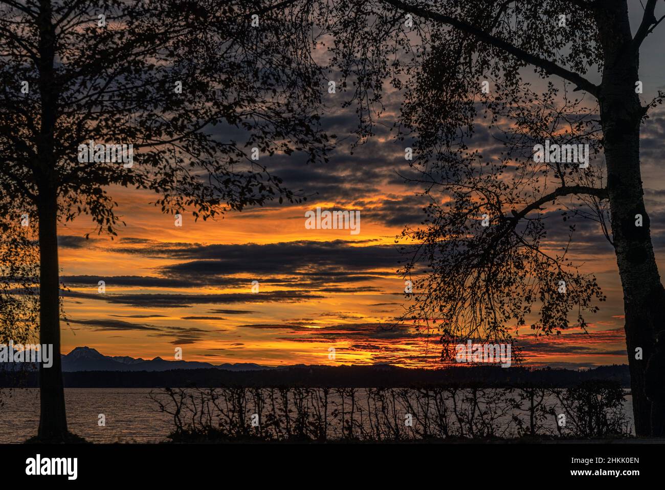 Sera bagliore sulle Alpi e Chiemsee, Germania, Baviera, lago Chiemsee Foto Stock