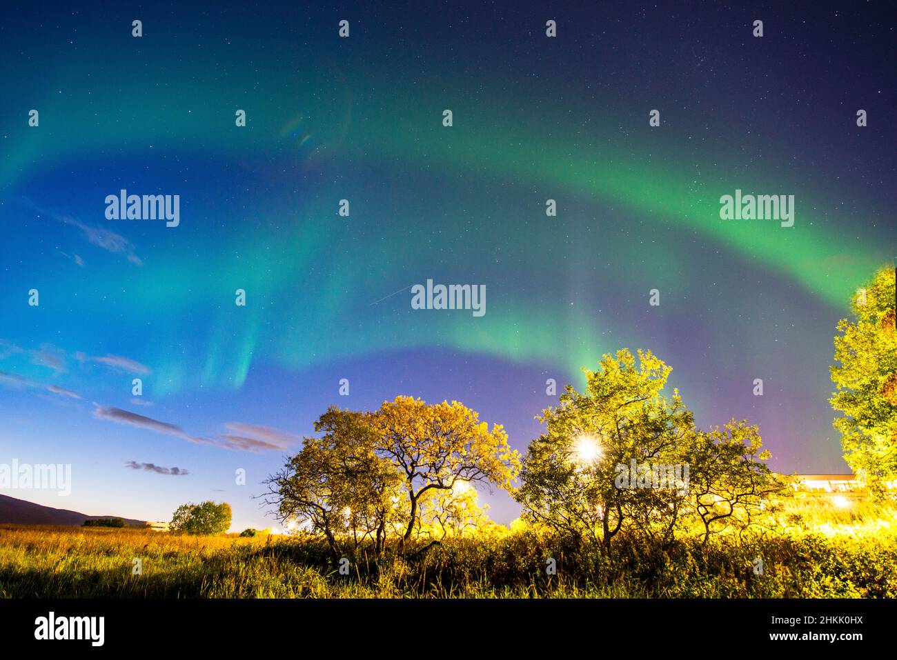 aurora si inchina su Tromso, Norvegia, Troms, Tromsoe Foto Stock