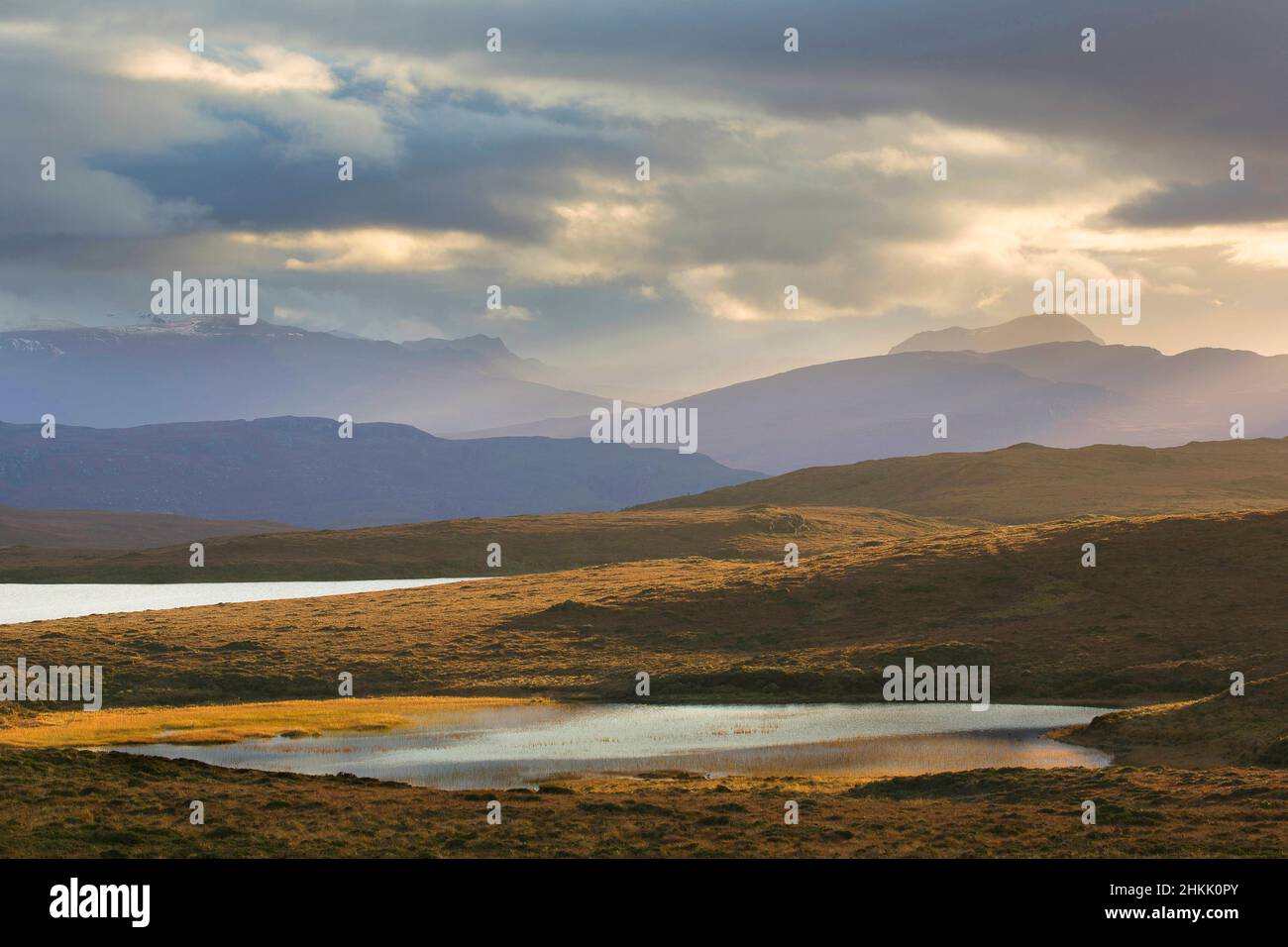 Serata al crepaccio nella riserva naturale di Knockan Crag con Loch Assynt e Loch awe, Regno Unito, Scozia, Knockan Crag, Elphinestone Reef Foto Stock
