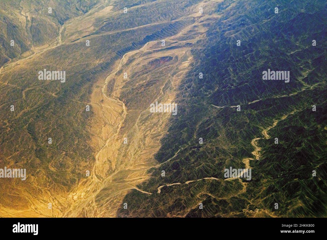 Vista aerea del deserto di Taklimakan, percorso acquatico dalla montagna al deserto di Gobi, provincia di Xinjiang, Cina Foto Stock