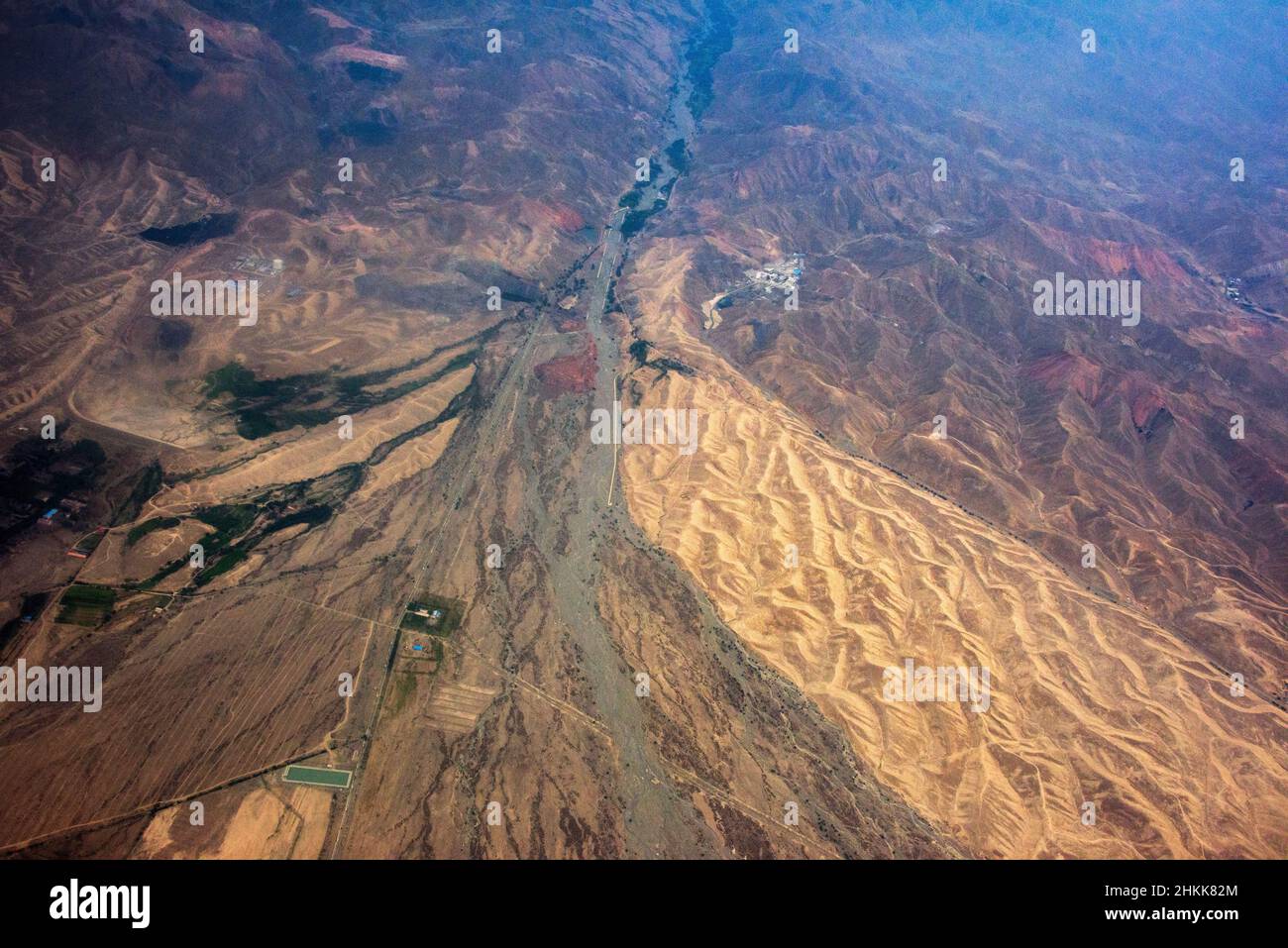 Vista aerea del modello di dune di sabbia nel deserto di Gobi di Taklimakan, provincia di Xinjiang, Cina Foto Stock