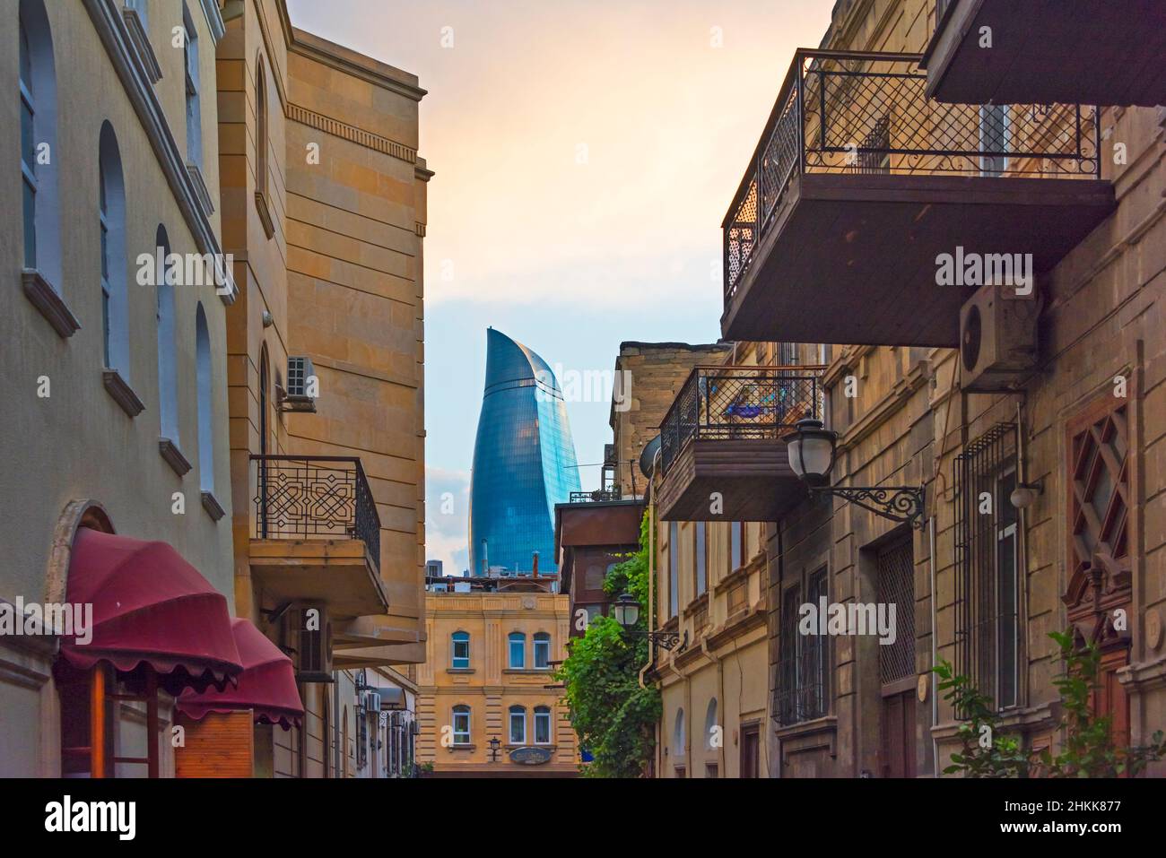 Edifici tradizionali nella Città Vecchia, Torri fiamma in lontananza, Baku, Azerbaigian Foto Stock