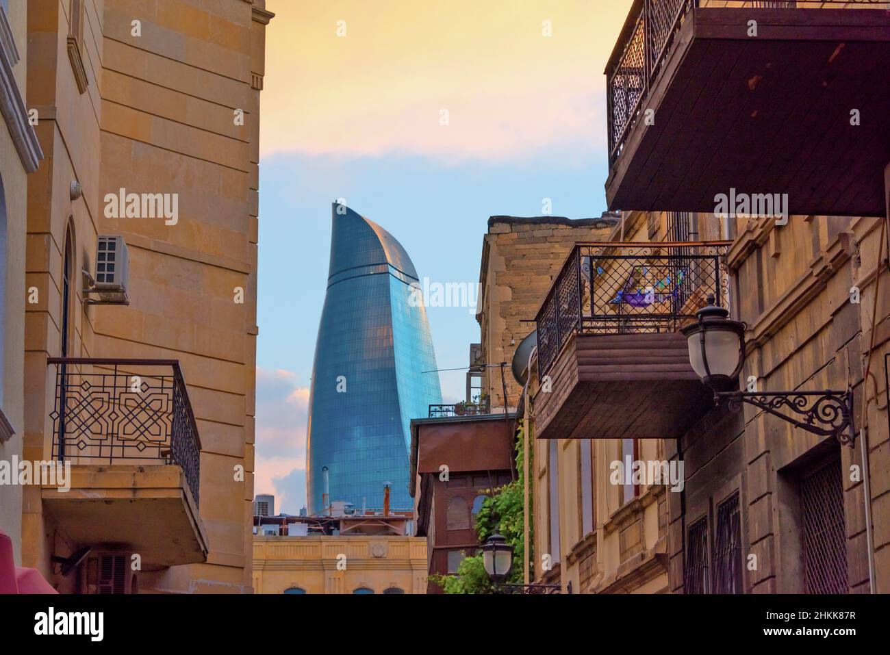 Edifici tradizionali nella Città Vecchia, Torri fiamma in lontananza, Baku, Azerbaigian Foto Stock