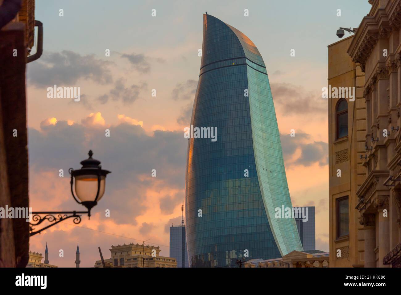 Edifici tradizionali nella Città Vecchia con torri di fiamma, Baku, Azerbaigian Foto Stock