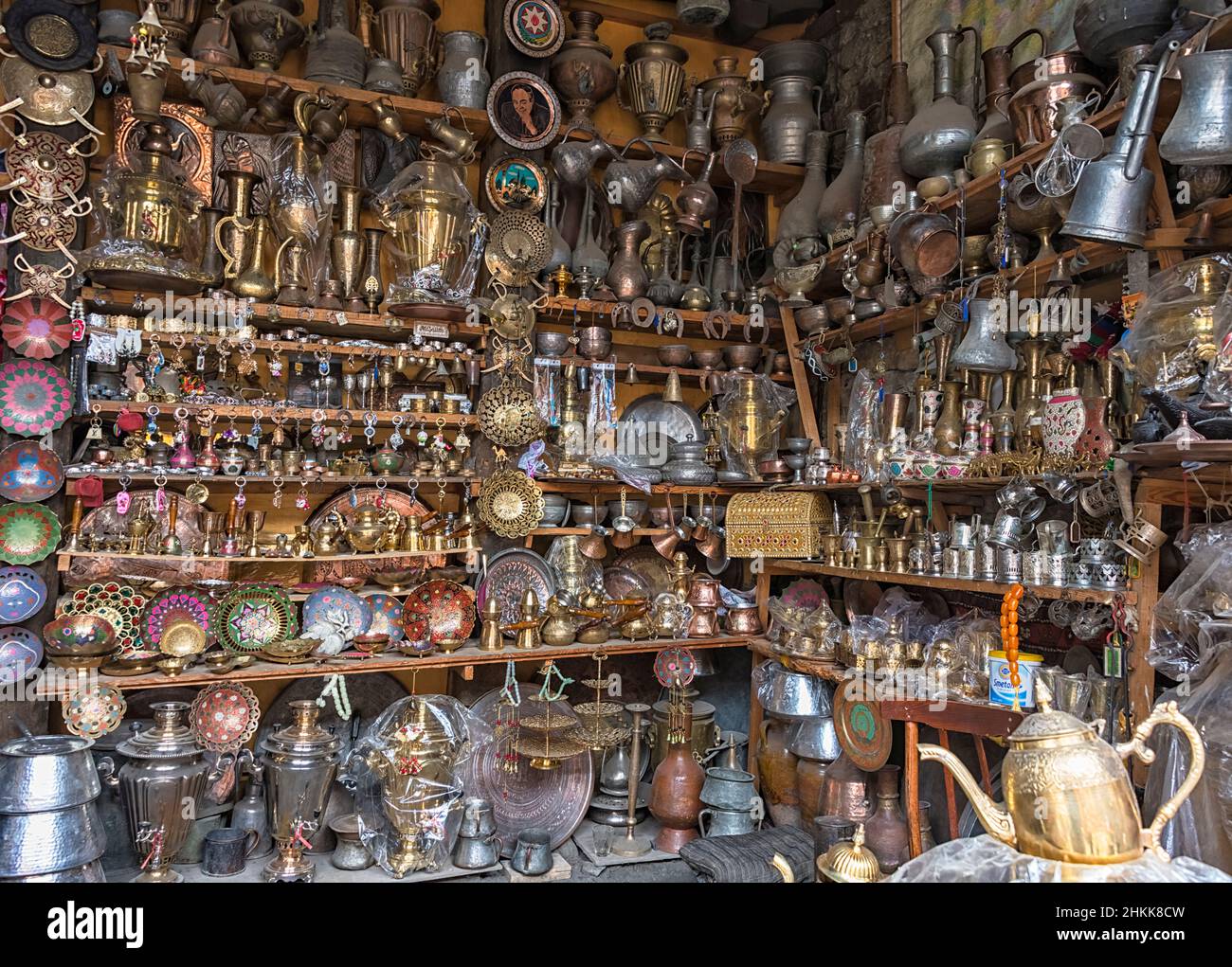 Negozio di ferramenta nel villaggio di Lahij sulle pendici meridionali del Grande Caucaso, Ismailli regione, Azerbaigian Foto Stock