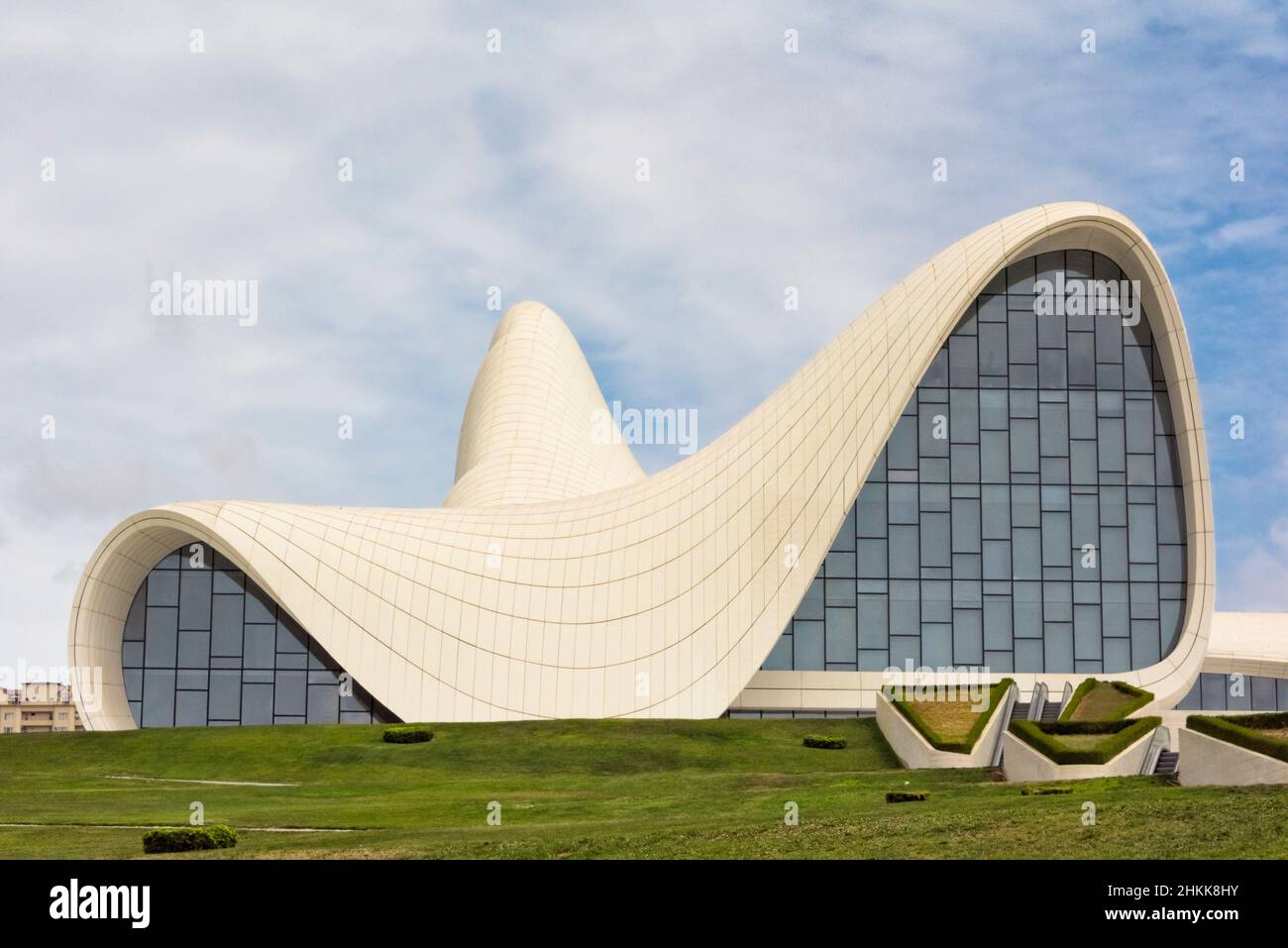 Heydar Aliyev Center progettato dall'architetto iracheno-britannico Zaha Haid, famoso per la sua architettura distintiva e lo stile curvo che evita lo shar Foto Stock