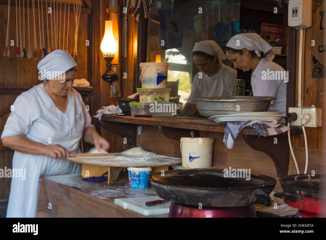 Preparare il pane Tandir in un ristorante, Baku, Azerbaigian Foto Stock