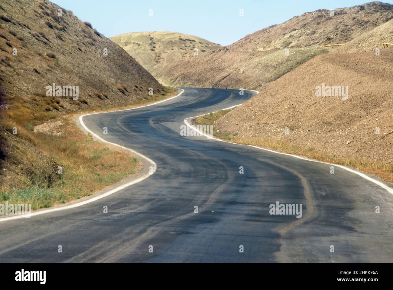 Strada tortuosa attraverso la montagna, Nakhchivan Repubblica Autonoma, un exclave di Azerbaigian Foto Stock