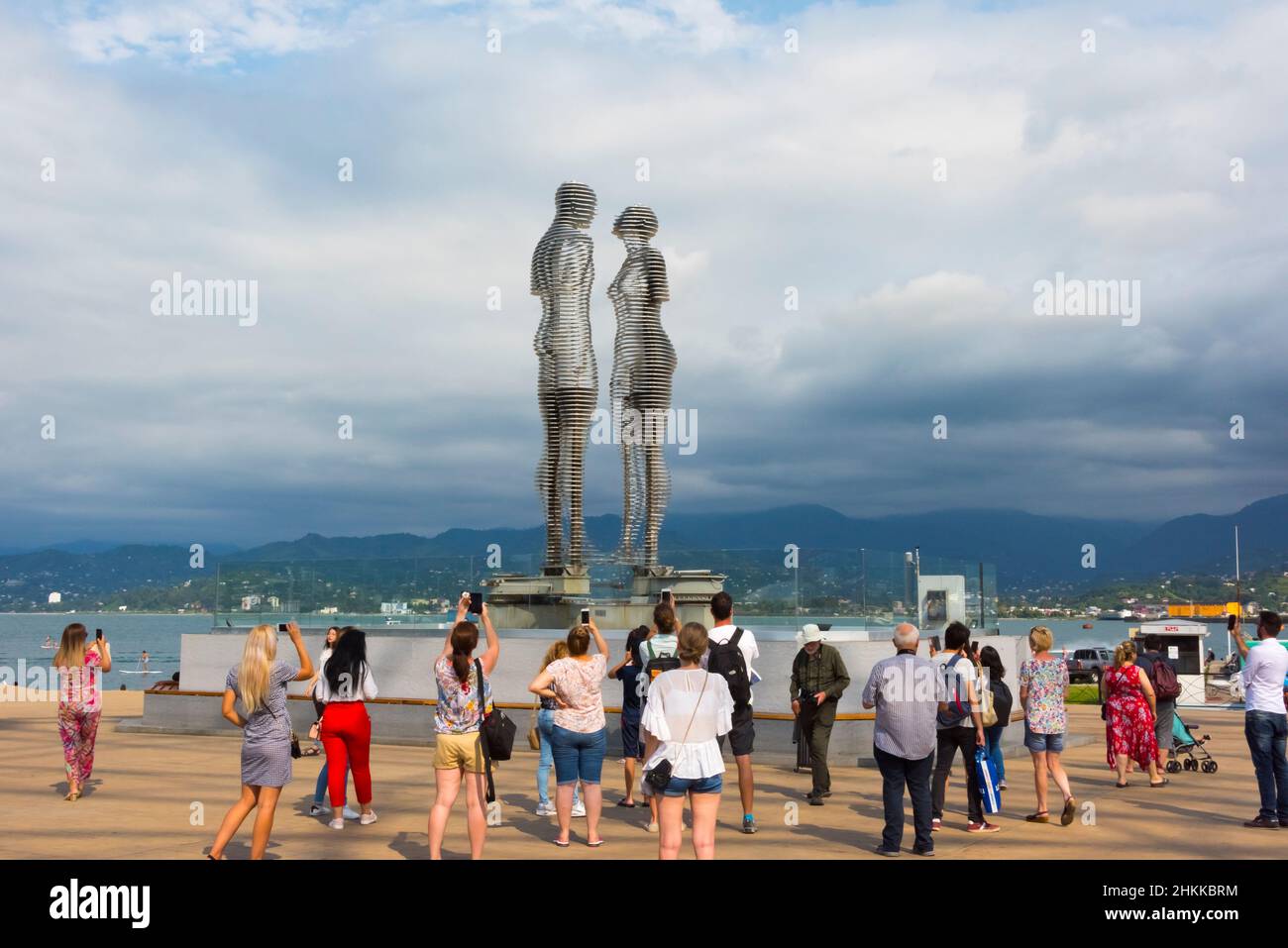 Facendo l'amore monumento, Ali & Nino, sulla costa del Mar Caspio, le figure si muovono l'una verso l'altra e si fondono in un pezzo ogni dieci minuti, Batu Foto Stock