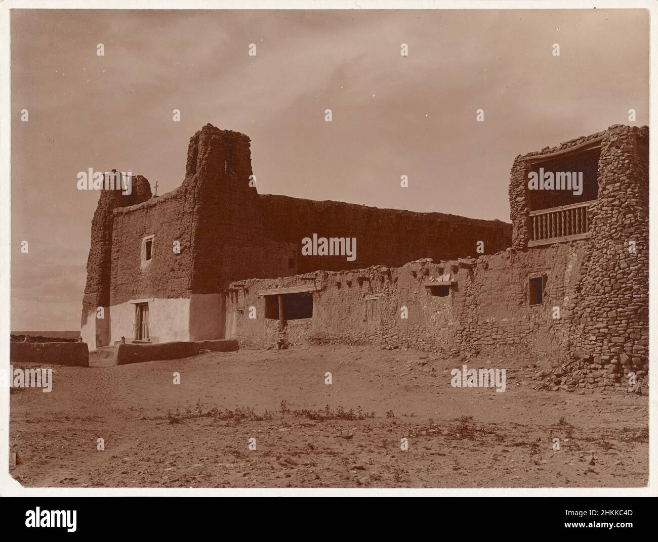 Stampa fotografica vintage ca. 1905 della Missione San Esteban Rey, una vecchia chiesa costruita ca. 1641 ad Acoma Pueblo, New Mexico. Edward S. Curtis, 1868-1952, fotografo Foto Stock