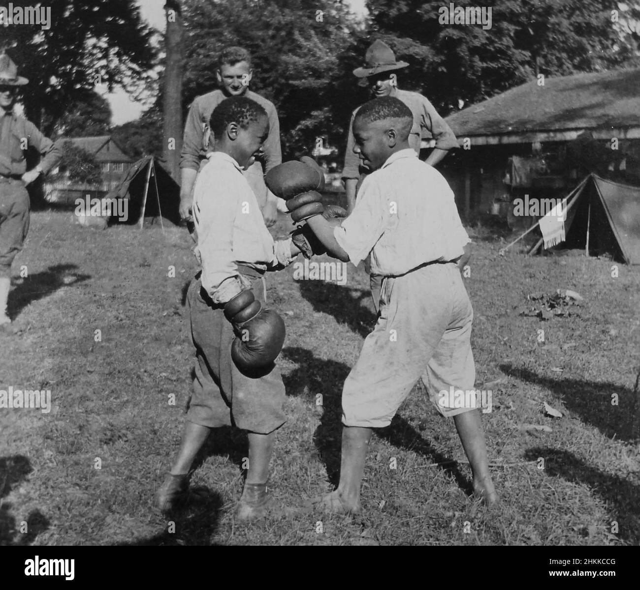 Due giovani ragazzi afroamericani si impegnano in una partita di pugilato per il divertimento dei soldati con sede a Carlisle Barracks in Pennsylvania durante la prima guerra mondiale del 1918. Foto Stock